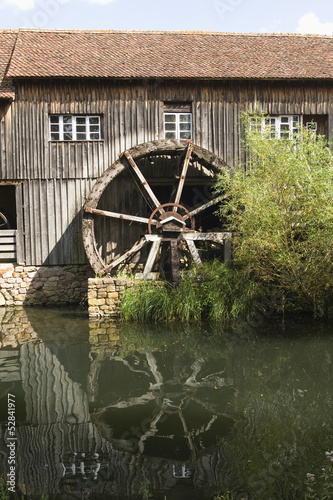 Photo: Vieille roue de moulin à eau. Vieille roue de moulin à eau.