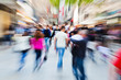 canvas print picture - Menschenmassen in der Stadt mit Zoom-Effekt