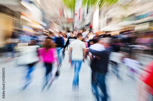 Photo: Menschenmassen in der Stadt mit Zoom-Effekt Menschenmassen in der Stadt mit Zoom-Effekt