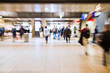 Menschen in der Bahnhofspassage mit Zoomeffekt