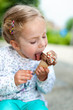 Kleines blondes Mädchen mit Eiswaffel