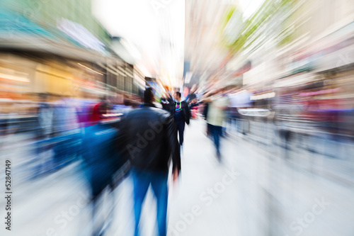 Photo: abstraktes Zoombild von Menschen in der Fußgängerzone abstraktes Zoombild von Menschen in der Fußgängerzone