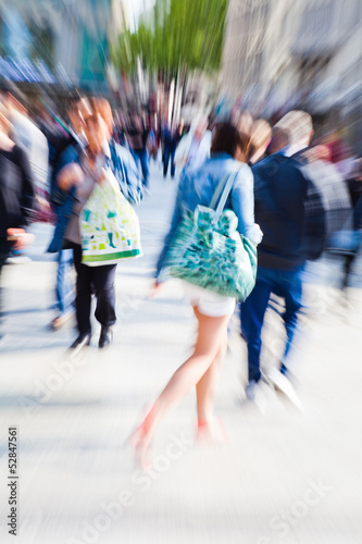 Photo: Foto mit Zoom-Effekt vom Einkaufsbummel in der Stadt Foto mit Zoom-Effekt vom Einkaufsbummel in der Stadt