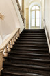 Foto: ancient staircase of a classic historic building, interior ancient staircase of a classic historic building, interior