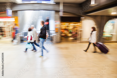 Photo: Menschen in der Bahnhofsunterführung Menschen in der Bahnhofsunterführung