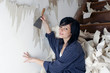 BRICOLAGE - JEUNE FEMME ARRACHANT DU PAPIER PEINT