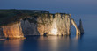 Foto: die bekannten Kreidefelsen von Etretat mit der Porte d`Aval die bekannten Kreidefelsen von Etretat mit der Porte d`Aval