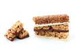biscotti di cereali con cioccolato e frutta su sfondo bianco