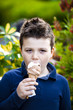 Bambino che mangia gelato Bambino che mangia gelato