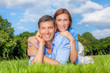 Foto: smiling lying green couple smiling lying green couple