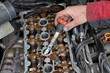 Foto: Mechanic replace ignition coil on car gasoline engine Mechanic replace ignition coil on car gasoline engine