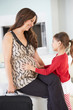Foto: Daughter Greeting Pregnant Mother Home From Work Daughter Greeting Pregnant Mother Home From Work