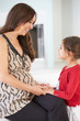 Foto: Pregnant Mother With Daughter At Home Pregnant Mother With Daughter At Home