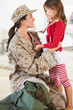 Foto: Daughter Greeting Military Mother Home On Leave Daughter Greeting Military Mother Home On Leave