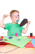 Photo: Kleiner Junge malt sich an Kleiner Junge malt sich an
