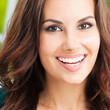 Foto: Happy smiling young woman, outdoors Happy smiling young woman, outdoors