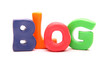 "blog" aus stehenden Knetbuchstaben auf weiß