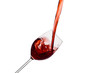 Rotwein wird in ein Weinglas eingegossen