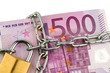 Euro-Geldscheine mit Kette und Vorhängeschloss