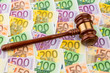 Richterhammer und Euro-Geldscheine