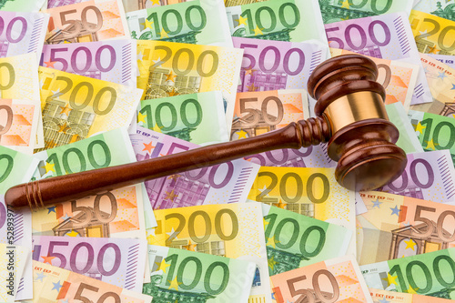 Photo: Richterhammer und Euro-Geldscheine Richterhammer und Euro-Geldscheine