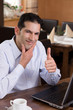 Photo: Daumen hoch für Internet im Restaurant Daumen hoch für Internet im Restaurant