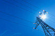 Strommast mit Sonne und Himmel