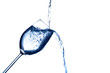 Wasser wird in ein Wasserglas eingefüllt