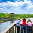 Foto: girls looking at park lake in Texas girls looking at park lake in Texas