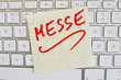 Notiz auf Computer Tastatur: Messe