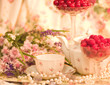 Foto: Vintage tea in elegant tableware, raspberry, cherry and flowers Vintage tea in elegant tableware, raspberry, cherry and flowers