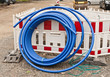 Foto: Eine Rolle blaue Wasserleitung aus Kunststoff Eine Rolle blaue Wasserleitung aus Kunststoff