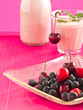 Heidelbeeren und Kirschen in einer Schale