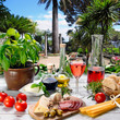 gedeckter Tisch in mediterranem Ambiente