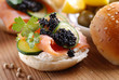 sandwich al salmone con uova di lompo