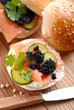 sandwich al salmone con uova di lompo
