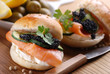 sandwich al salmone con uova di lompo