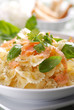 pasta farfalle con salmone e basilico