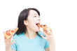 ピザを食べる女性