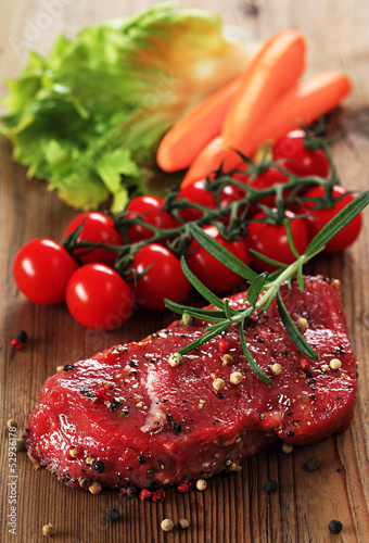 Photo: rohes Rindersteak rohes Rindersteak