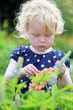 Foto: Kleines Mädchen im Garten Kleines Mädchen im Garten
