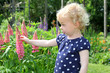 Foto: Kleines Mädchen im Garten Kleines Mädchen im Garten