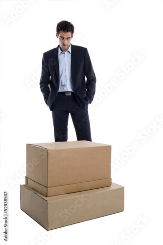 Photo: Nachdenklicher Geschäftsmann vor einer Box Nachdenklicher Geschäftsmann vor einer Box