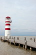 Leuchtturm an einem Steg am Neusiedlersee im Burgenland