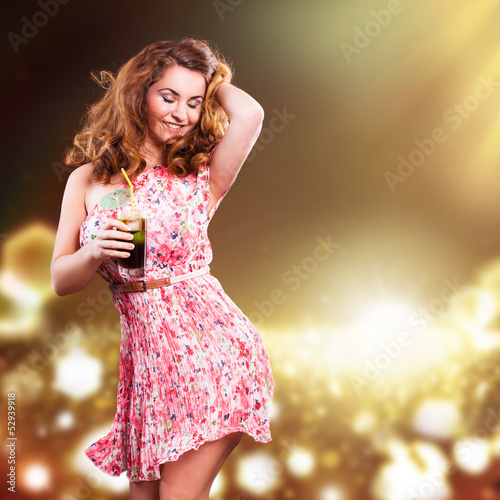 Photo: lächelnde junge Frau im Sommerkleid und mit Cocktail lächelnde junge Frau im Sommerkleid und mit Cocktail