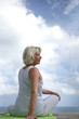 Foto: Senior woman doing yoga outdoors Senior woman doing yoga outdoors