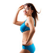 attraktive lachende Frau im Bikini mit Sonnenbrille