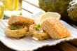 Sesam-Fischfilets auf Artischockenböden