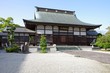 大慈禅寺の奥の建物左側
