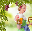 frau mit bier und brezel